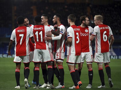 Hráči Ajaxu sa radujú z gólu