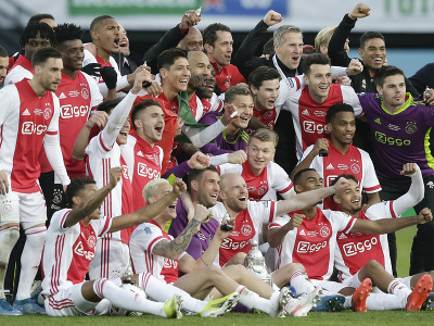 Futbalisti Ajaxu Amsterdam pózujú s trofejou