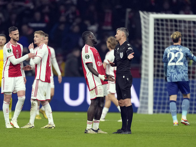 Hráči Ajaxu diskutujú s rozhodcom