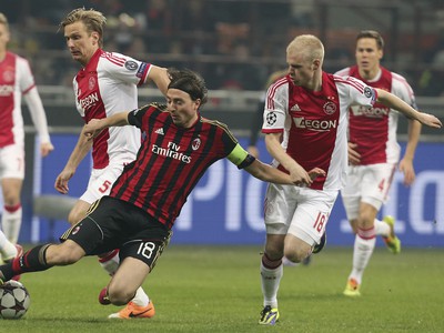 Riccardo Montolivo sa snaží preniknúť defenzívou Ajaxu