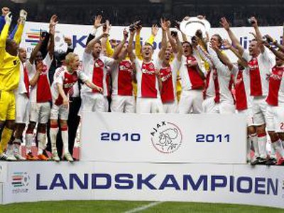 Hráči Ajaxu Amsterdam oslavujú