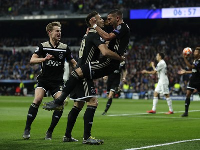 Futbalista Ajaxu Amsterdam Hakim Ziyech (vpravo) sa teší so spoluhráčmi po strelení úvodného gólu v odvetnom osemfinálovom zápase Ligy majstrov Real Madrid - Ajax Amsterdam