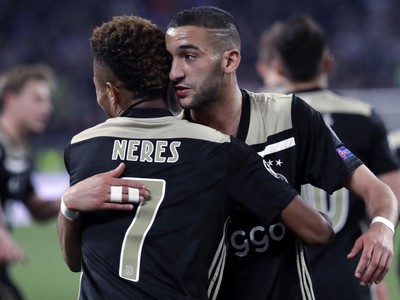 David Neres a Hakim Ziyech oslavujú gól do siete Juventusu