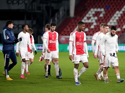 Sklamaní futbalisti Ajaxu po hanebnej prehre s amatérmi
