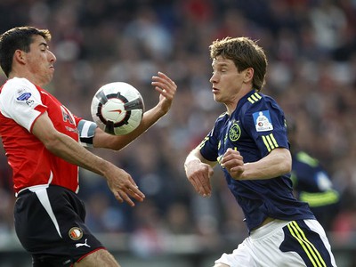 Jan Vertonghen v súboji s Royom Makaayom