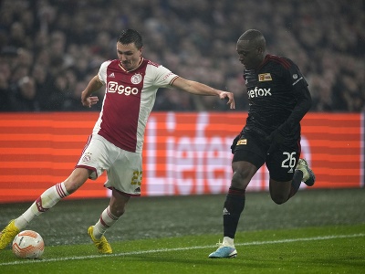Hráč Ajaxu Steven Berghuis(vľavo) sa pokúša kontrolovať loptu cez Tymoteusza Puchacza z Unionu