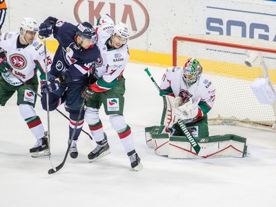 Herná situácia počas zápasu Kontinentálnej hokejovej ligy (KHL) medzi HC Slovan Bratislava - Ak Bars Kazaň