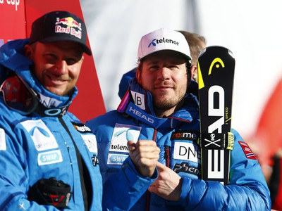 Nórski zjazdári Aksel Lund Svindal (vľavo) a Kjetil Jansrud
