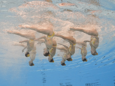 Slovenské akvabely počas kvalifikácie tímovej súťaže na MS v plaveckých športoch v katarskej Dauhe