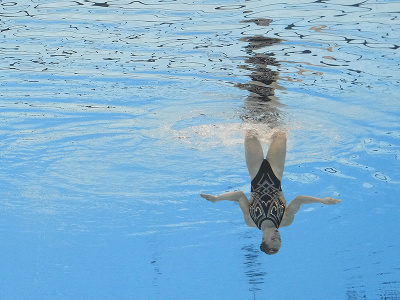 Slovenská akvabela Viktória Reichová počas kvalifikácie voľného sóla na MS v plaveckých športoch v Dauhe v nedeľu 4. februára 2024.