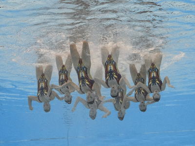 Slovenské akvabely počas vystúpenia vo finále technických zostáv miešaných tímov na MS v plaveckých športoch v katarskom meste Dauhá 