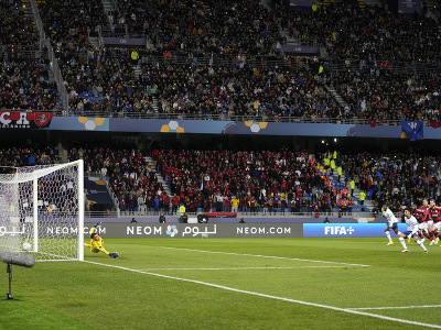 Vpravo stredopoliar saudskoarabského klubu FC Al Ailal Sálim Davsárí strieľa svoj úvodný gól