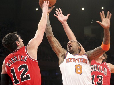 J.R. Smith (8) proti Kirkovi Hinrichovi