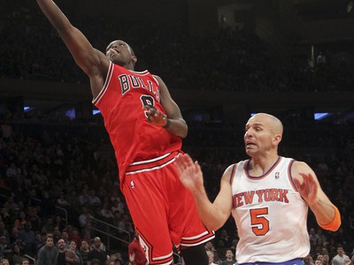 Luol Deng (vľavo) obchádza Jasona Kidda