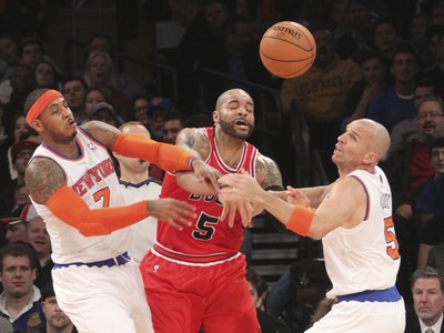 Carmelo Anthony (7) a Jason Kidd v súboji o loptu