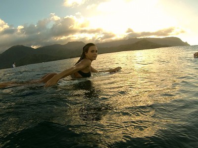 Sexi kráska Alana Blanchard pri tréningu vo vode