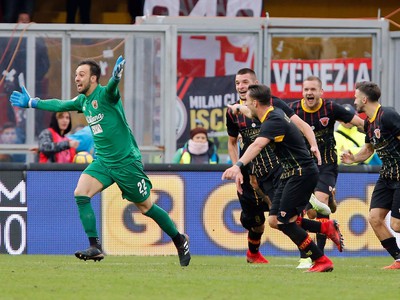 Brankár Beneventa Alberto Brignoli (vpravo) oslavuje svoj vyrovnávajúci gól