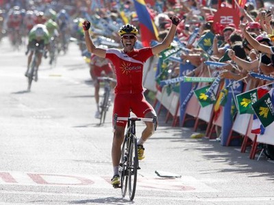 Daniel Navarro a jeho víťazná radosť v cieli 13. etapy