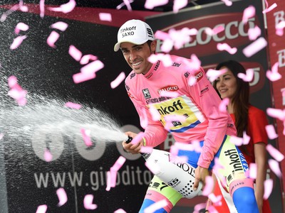 Alberto Contador v ružovom aj po 15. etape Gira