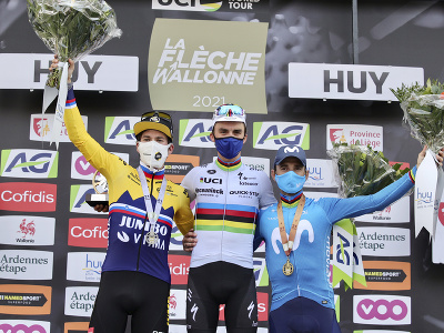 Primož Roglič, Julian Alaphilippe a Alejandro Valverde na stupni víťazov