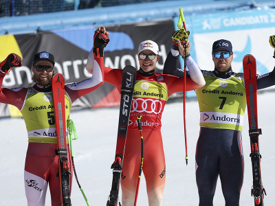 Švajčiarsky lyžiar Marco Odermatt (uprostred) sa teší z víťazstva vo finále Super-G Svetového pohára v andorrskom Soldeu 16. marca 2023. Druhý skončil Rakúšan Marco Schwarz (vľavo) a tretí Nór Aleksander Aamodt Kilde 