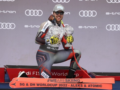 Nórsky lyžiar Aleksander Aamodt Kilde pózuje s malými glóbusmi za prvenstvá v disciplínach super-G a zjazdu po finálových pretekoch super-G Svetového pohára alpských lyžiarov vo francúzskom stredisku Courchevel/Meribel 