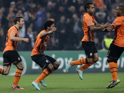 Alex Teixeira sa so spoluhráčmi teší z gólu v sieti Chelsea