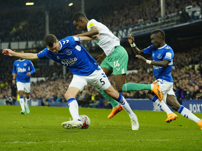 Útočník Newcastlu Alexander Isak v súboji o loptu s hráčmi Evertonu