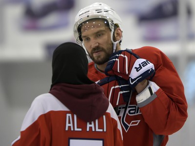 Hokejistka Fatima Al Ali zo Spojených arabských emirátov sa rozpráva s hráčom Washingtonu Capitals Alexom Ovečkinom 