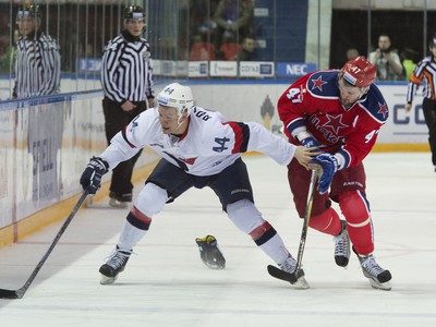 Na snímke vľavo Mislav Rosandič (Slovan) a vpravo Alexander Radulov (CSKA) v prvom stretnutí play-off hokejovej KHL CSKA Moskva - HC Slovan Bratislava