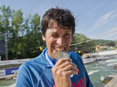 Alexander Slafkovský so zlatou medailou
