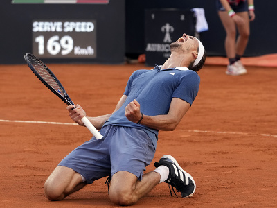 Alexander Zverev oslavuje celkový triumf na turnaji v Ríme