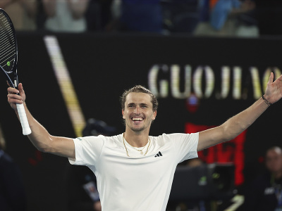  Nemecký tenista Alexander Zverev oslavuje po jeho výhre nad Španielom Carlosom Alcarazom vo štvrťfinále dvojhry na grandslamovom turnaji Australian Open