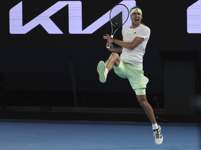  Nemecký tenista Alexander Zverev oslavuje po jeho výhre nad Španielom Carlosom Alcarazom vo štvrťfinále dvojhry na grandslamovom turnaji Australian Open