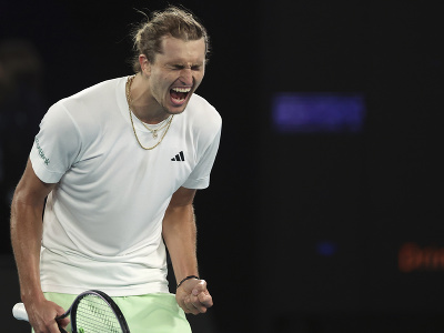  Nemecký tenista Alexander Zverev oslavuje po jeho výhre nad Španielom Carlosom Alcarazom vo štvrťfinále dvojhry na grandslamovom turnaji Australian Open