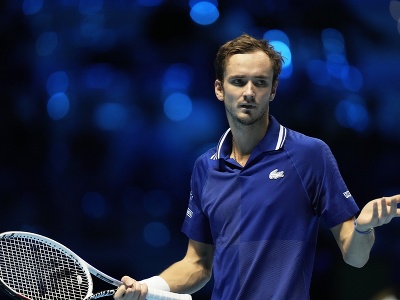 Ruský tenista Daniil Medvedev reaguje počas finále mužskej dvojhry proti Nemcovi Alexandrovi Zverevovi
