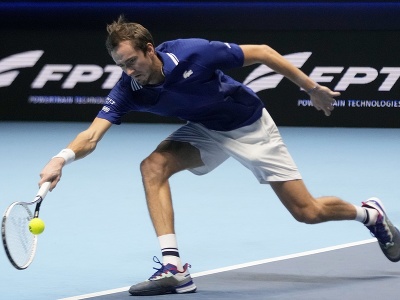 Ruský tenista Daniil Medvedev odvracia úder Nemca Alexandra Zvereva