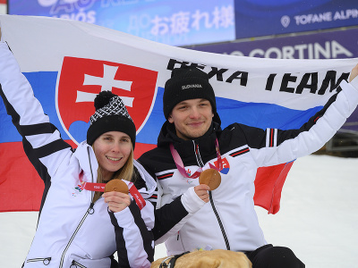Vľavo slovenská paraalpská lyžiarka