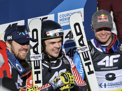Zľava Aleksander Aamodt Kilde, James Crawford a Alexis Pinturault obsadili prvé tri priečky v mužskom super-G na MS v lyžovaní