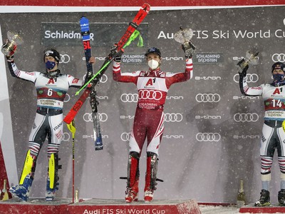 Clement Noel, Marco Schwarz a Alexis Pinturault na stupni víťazov