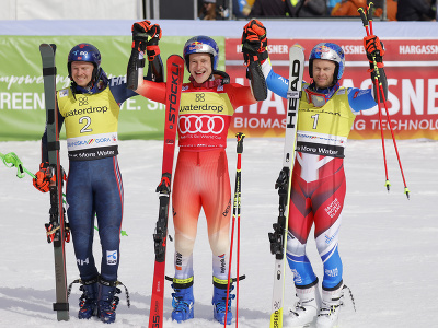 Švajčiarsky lyžiar Marco Odermatt (uprostred) sa teší na pódiu po triumfe v obrovskom slalome Svetového pohára v alpskom lyžovaní v slovinskom stredisku Kranjska Gora. Druhý skončil Henrik Kristoffersen (vľavo) z Nórska, tretí bol Alexis Pinturault z Francúzska.