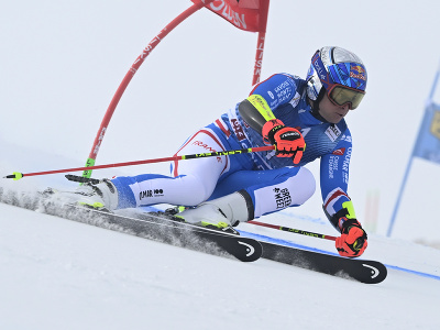 Na snímke francúzsky lyžiar Alexis Pinturault na trati v 1. kole obrovského slalomu Svetového pohára v rakúskom Söldene
