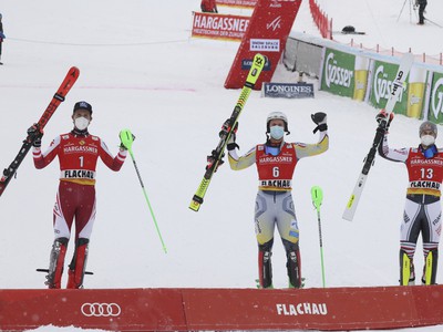 Marco Schwarz, Sebastian Foss-Solevaag a Alexis Pinturault na stupni víťazov