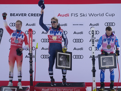 Uprostred Aleksander Aamodt Kilde oslavuje víťazstvo v super-G v Beaver Creeku, vľavo druhý Švajčiar Marco Odermatt, vpravo tretí  Francúz Alexis Pinturault.