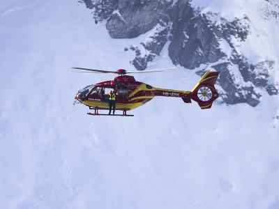 Vrtulník odnáša Alexisa Pinturaulta počas Super-G vo Wengene