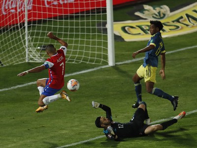 Alexis Sanchez strieľa gól do siete Kolumbie