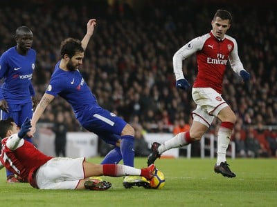 hráč Chelsea Cesc Fabregas (v strede) a hráč Arsenalu Alexis Sánchez (vľavo dolu) v súboji o loptu