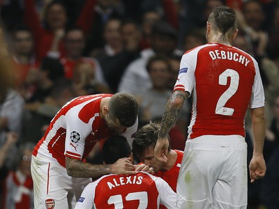 Alexis Sánchez oslavuje gól Arsenalu do siete Besiktasu