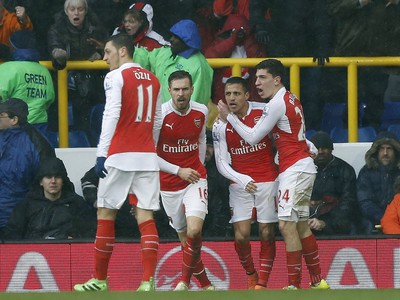 Gólové oslavy futbalistov Arsenalu po góle Alexisa Sáncheza