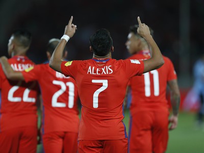 Alexis Sánchez sa raduje so spoluhráčmi